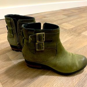 Green Sorel boots with side buckle and inside zipper.